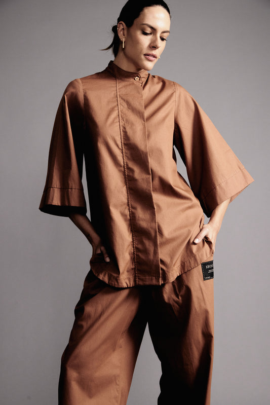 CAMISA AMPLA KRONNE COM PALA PESPONTADA