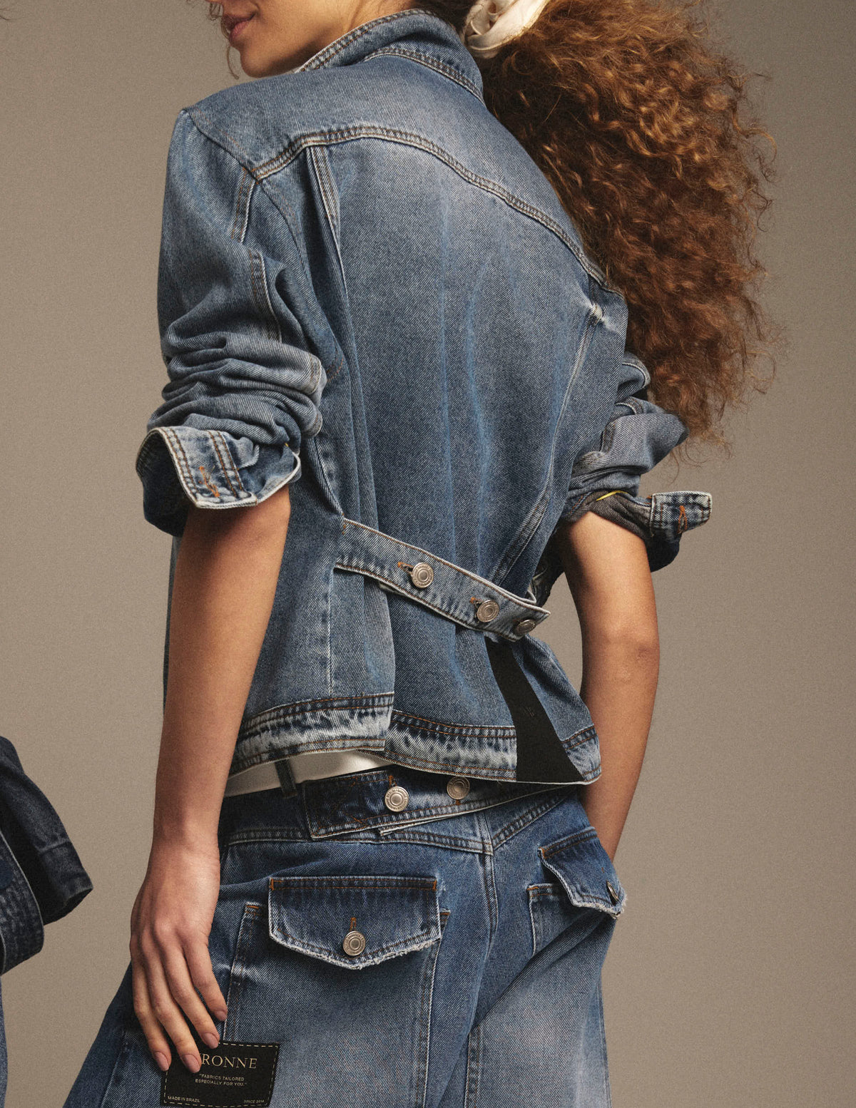 JAQUETA JEANS COM FAIXA NAS COSTAS