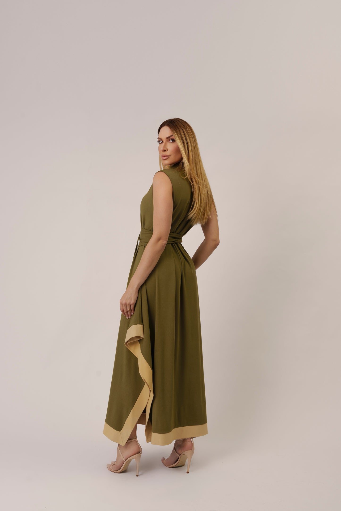 VESTIDO MIDI COM GOLA ALTA KRONNE