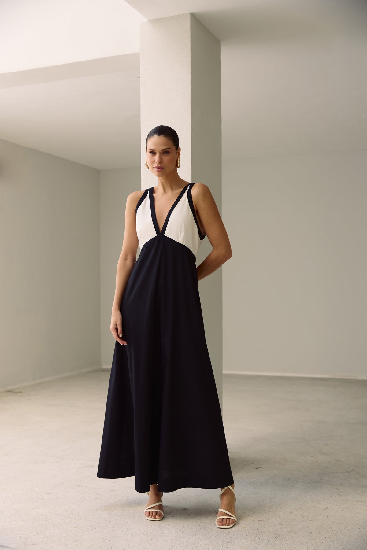 VESTIDO DECOTE V P&B KRONNE
