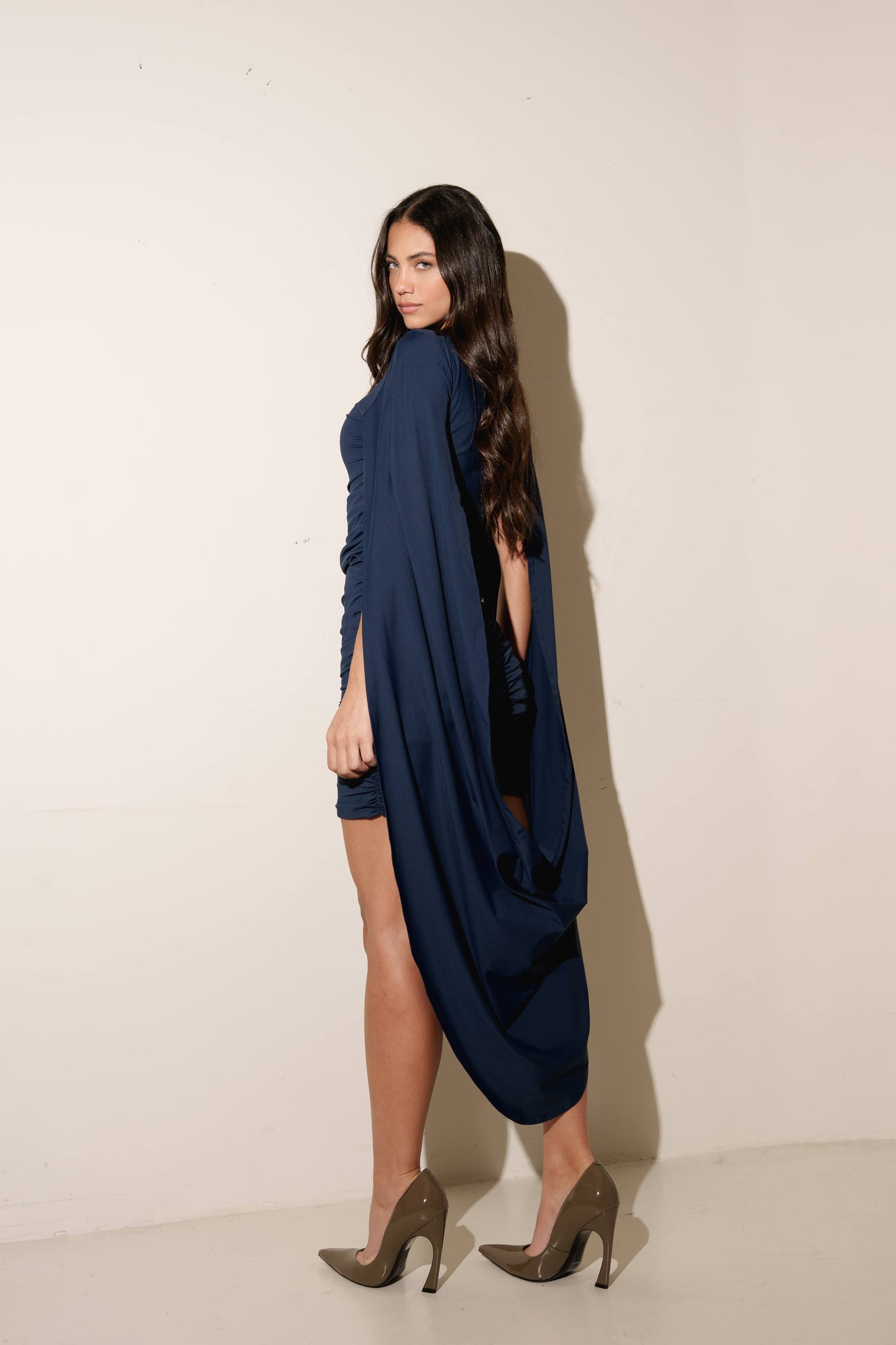 VESTIDO CURTO DRAPEADO COM MANGA CAPA