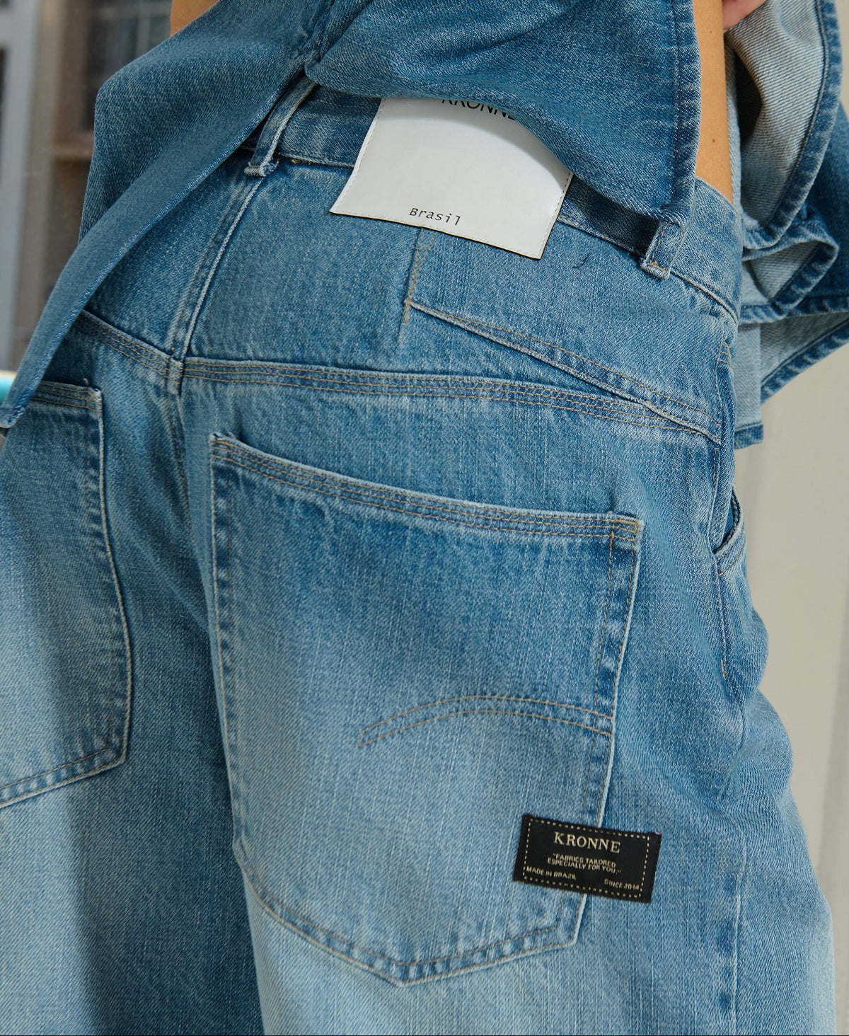 CALÇA JEANS RETA BOLSOS RELOGIO