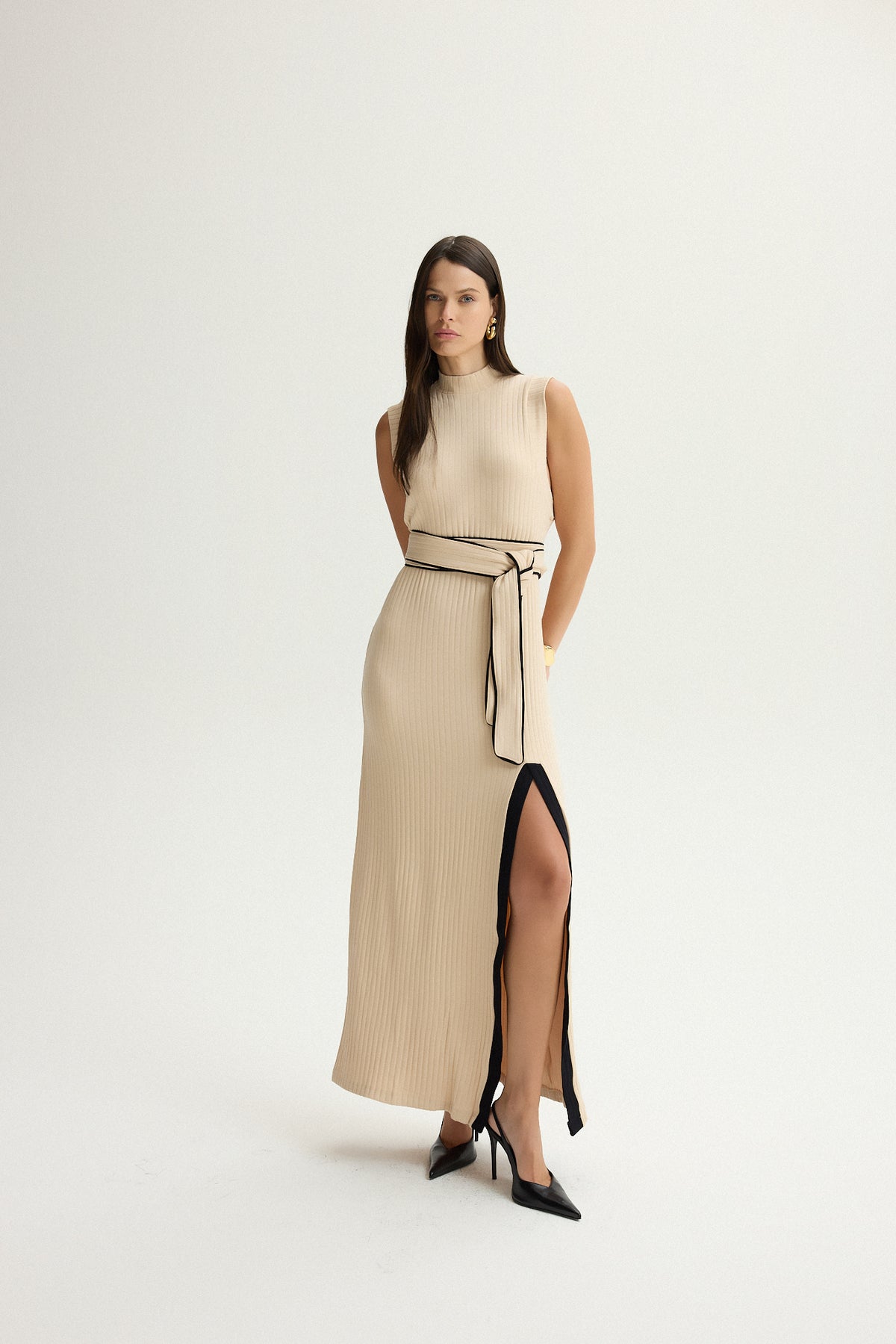 VESTIDO GOLA ALTA FENDA BICOLOR KRONNE