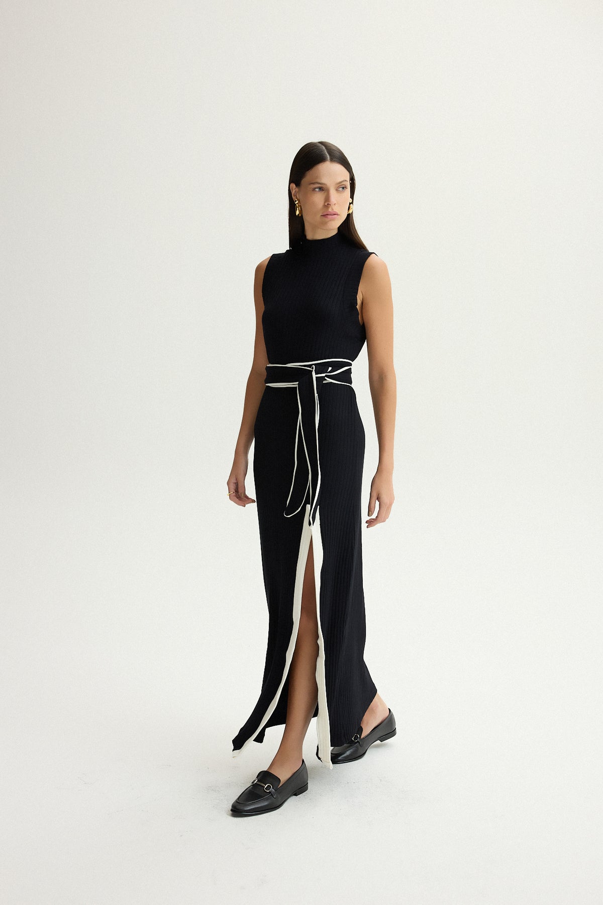 VESTIDO GOLA ALTA FENDA BICOLOR KRONNE