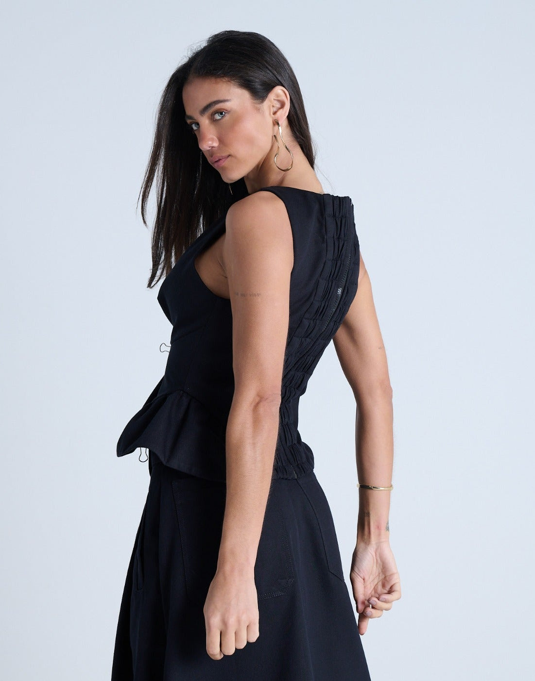BLUSA COM RECORTES E BABADO LATERAL