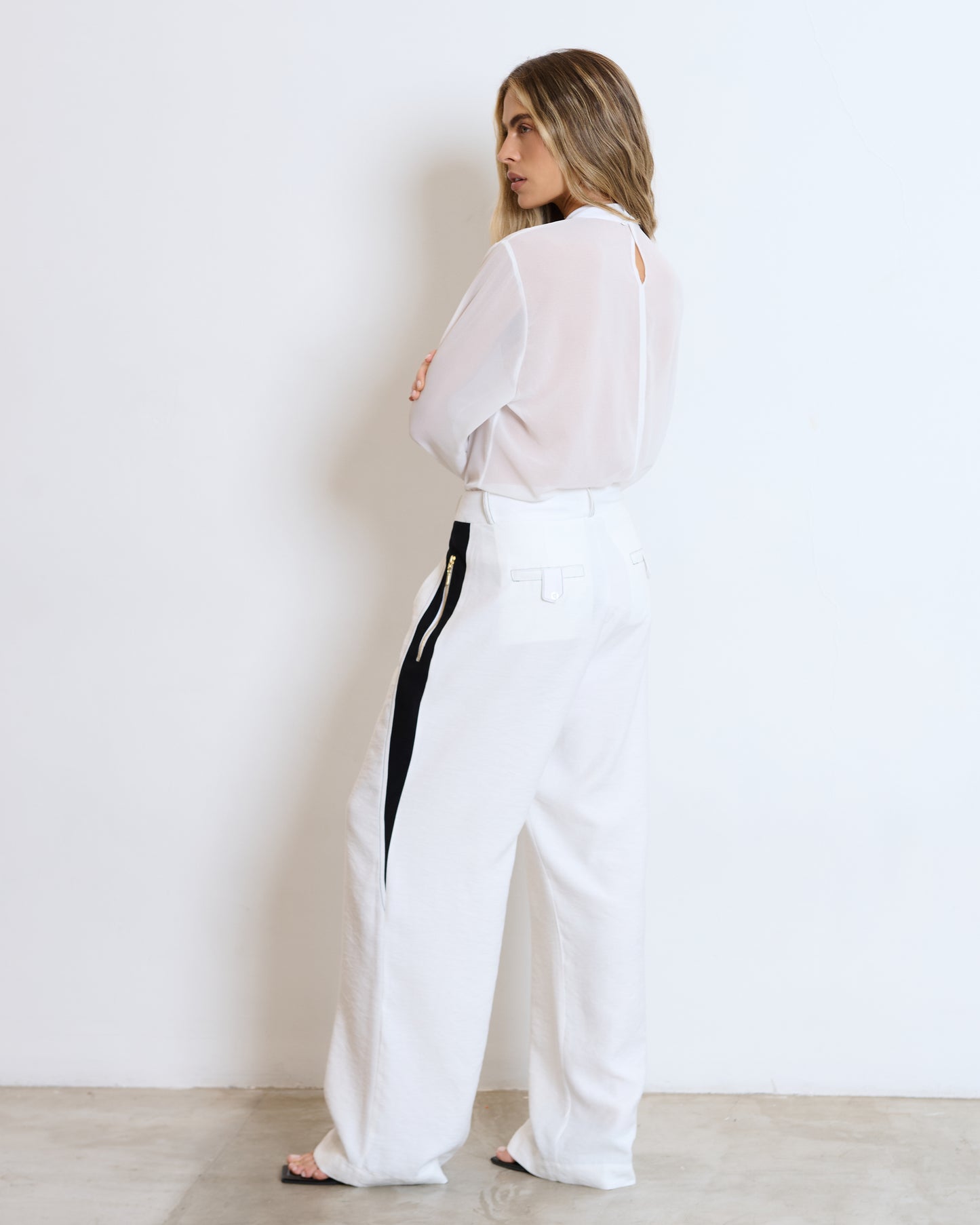 CALÇA ALFAIATARIA COM RECORTE LATERAL