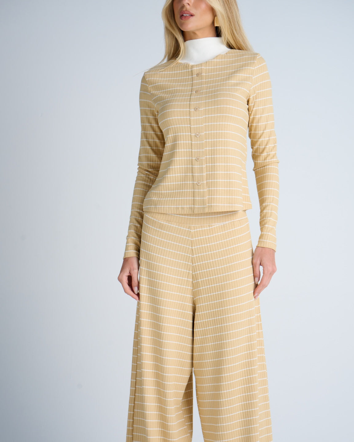 CONJUNTO BLUSA GOLA ALTA  E CALÇA LISTRADO KRONNE