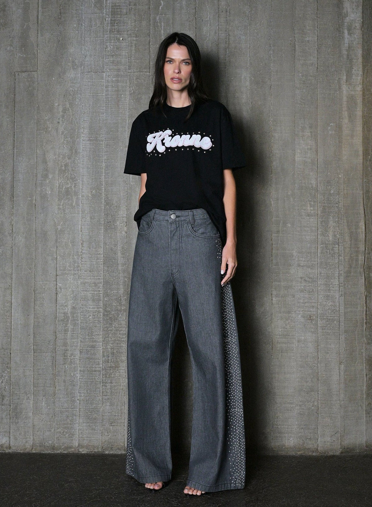CALÇA JEANS WIDE LEG COM APLICAÇÃO LATERAL DE STRASS