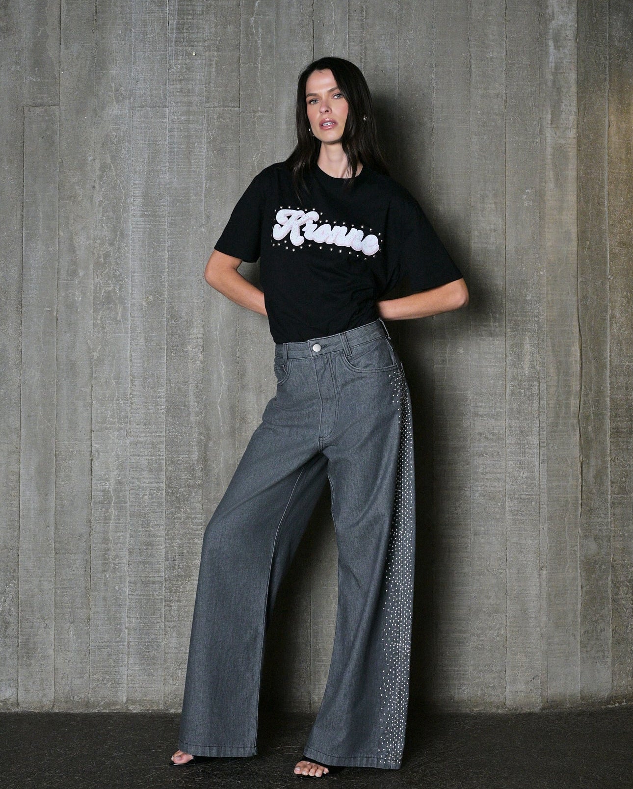 CALÇA JEANS WIDE LEG COM APLICAÇÃO LATERAL DE STRASS