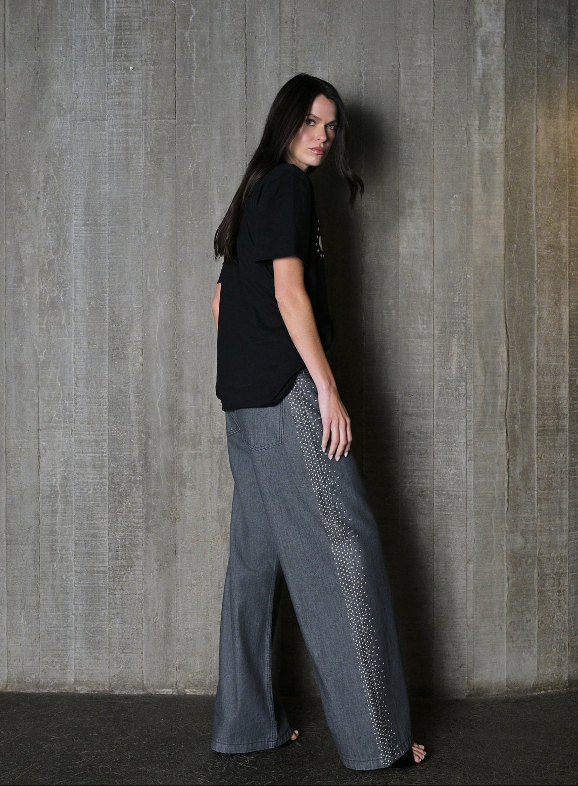 CALÇA JEANS WIDE LEG COM APLICAÇÃO LATERAL DE STRASS