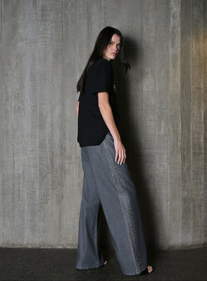 CALÇA JEANS WIDE LEG COM APLICAÇÃO LATERAL DE STRASS