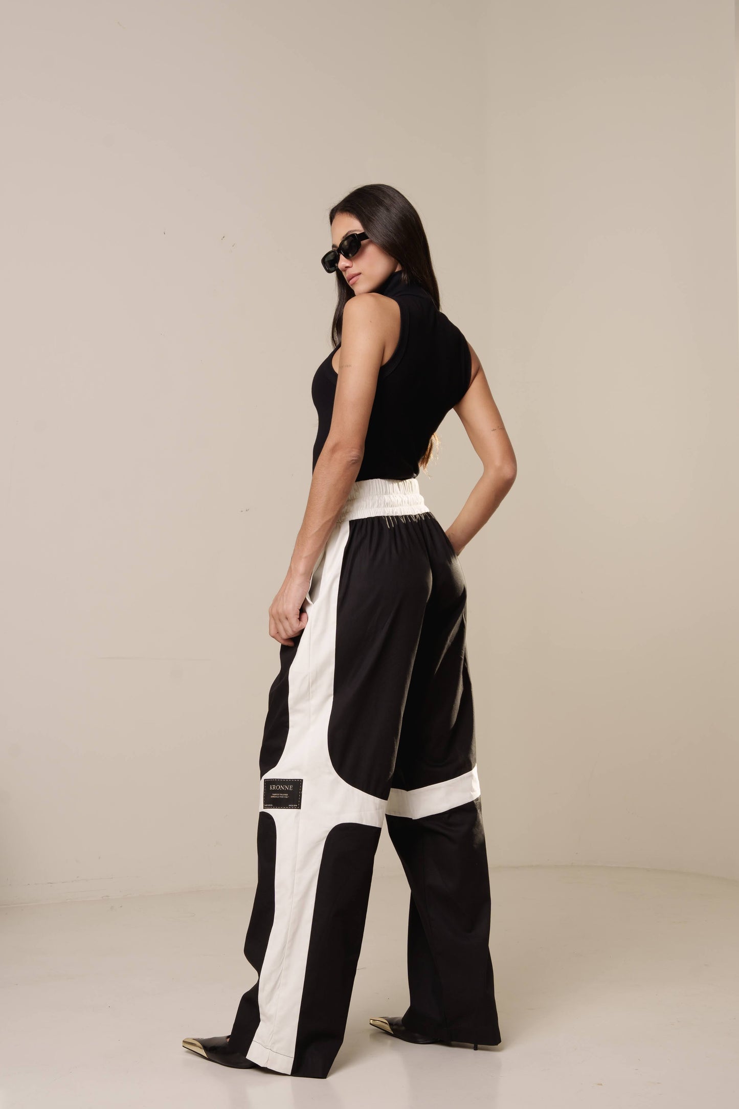 CONJUNTO BLUSA REGATA GOLA ALTA E CALÇA BICOLOR