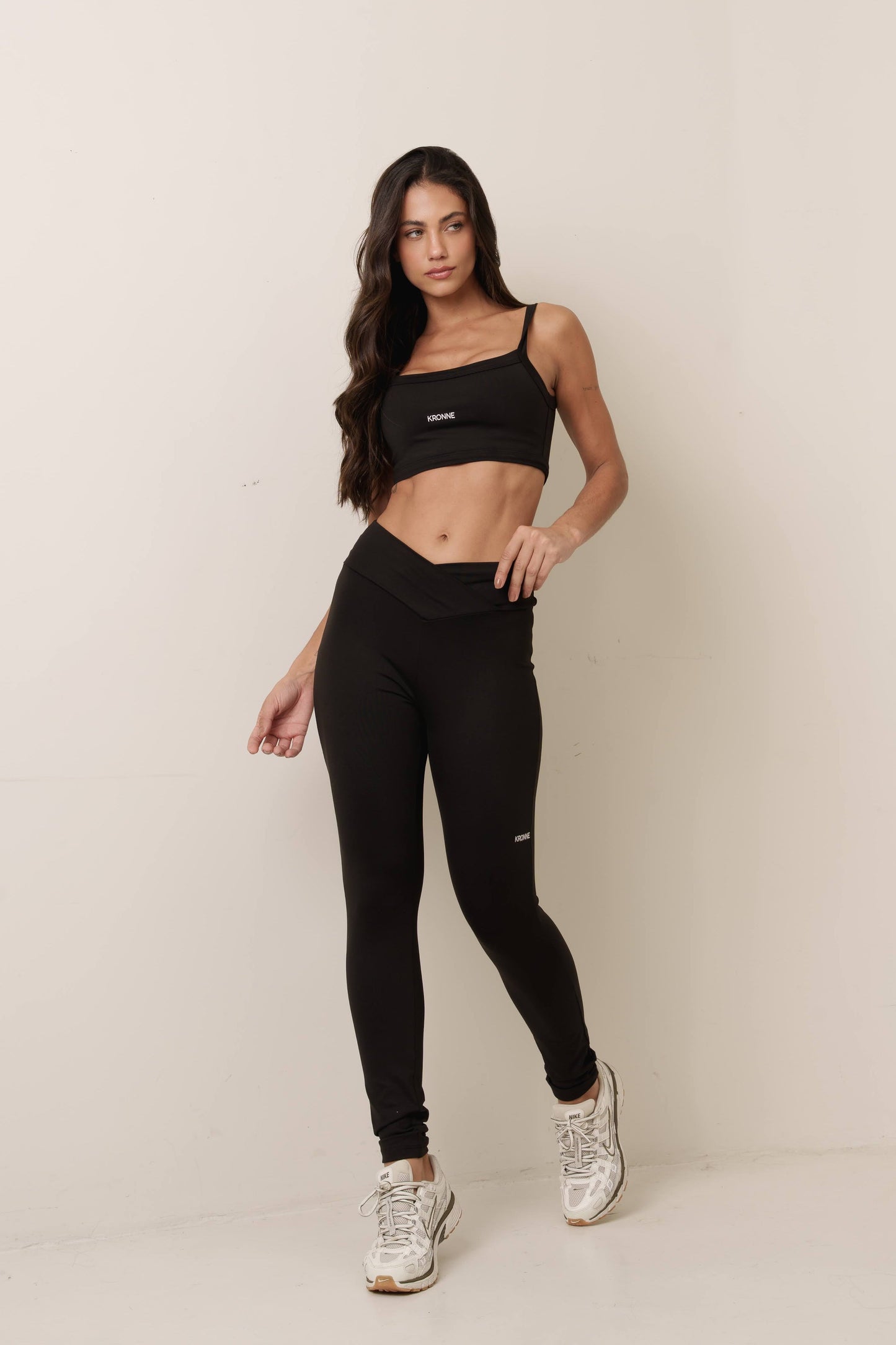 CALÇA LEGGING ESPORTIVA COM LOGO KRONNE
