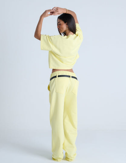 CONJUNTO CROPPED E CALÇA PASSANTE DESLOCADO COM CINTO