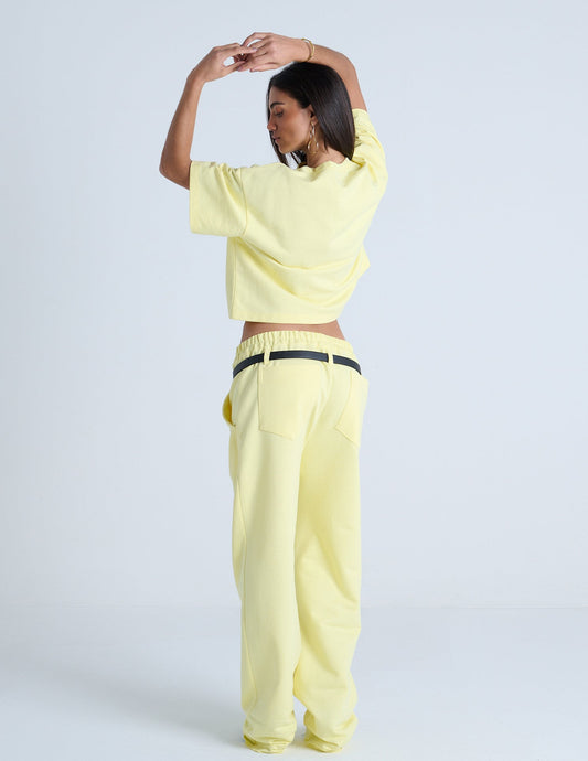 CONJUNTO CROPPED E CALÇA PASSANTE DESLOCADO COM CINTO