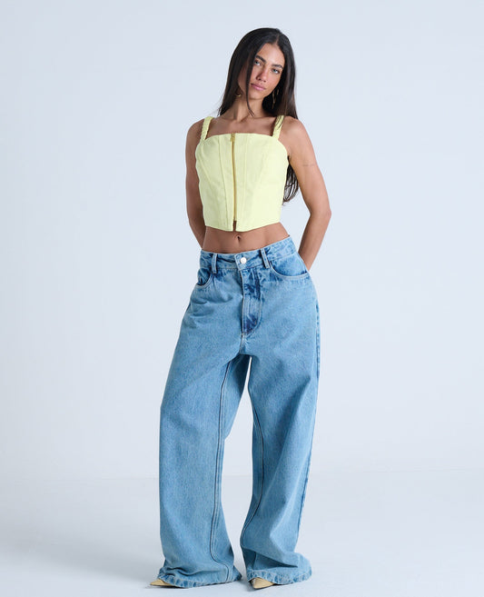 CALÇA JEANS WIDE LEG COM BOLSO DESLOCADO