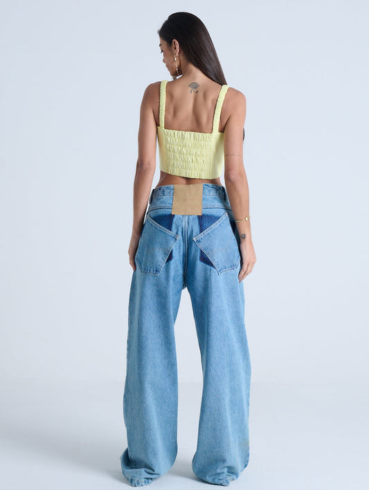 CALÇA JEANS WIDE LEG COM BOLSO DESLOCADO