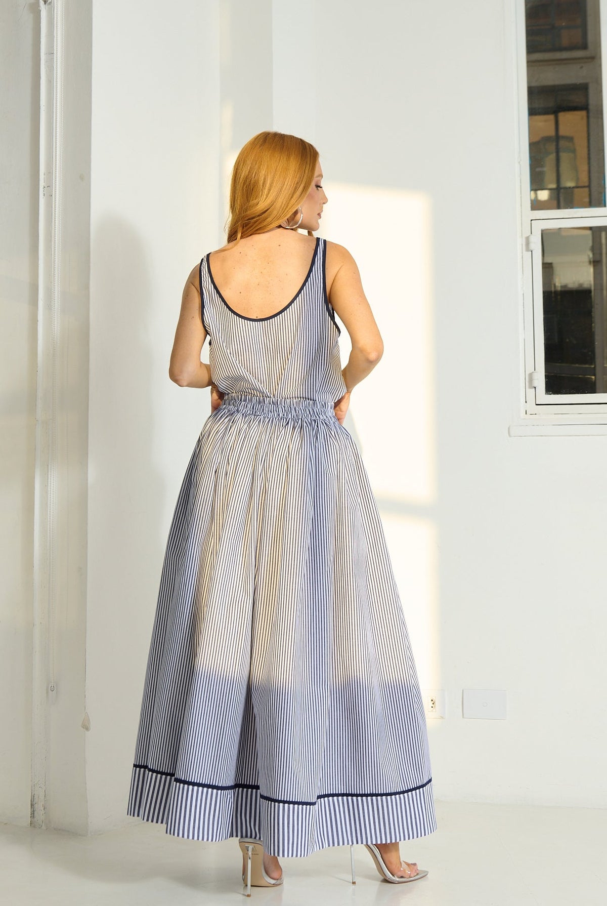 CONJUNTO BLUSA REGATA E SAIA MIDI COM PREGAS
