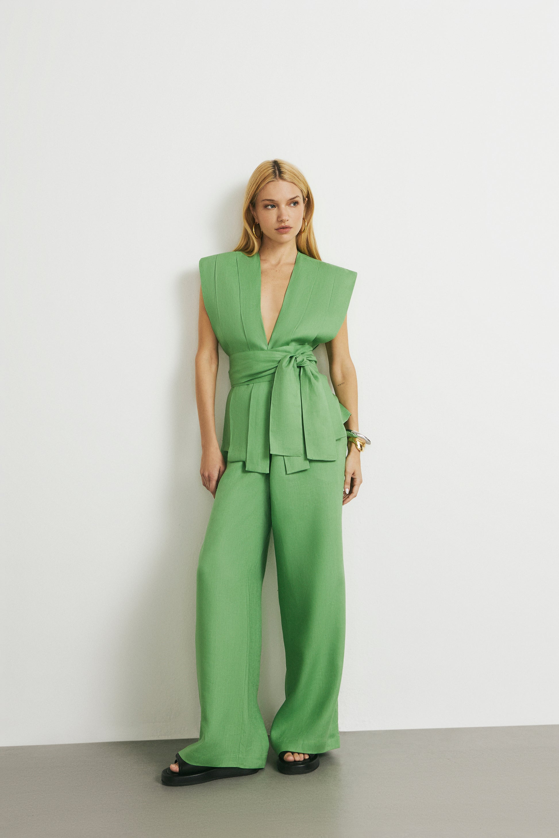Blusa c/ pregas e faixa - Kronne 