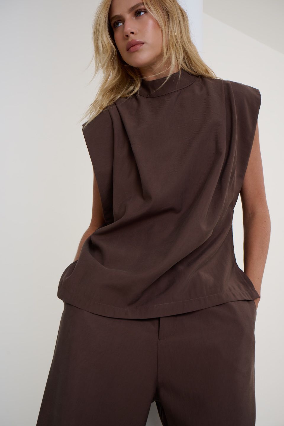 BLUSA GOLA ALTA EM ALFAIATARIA KRONNE