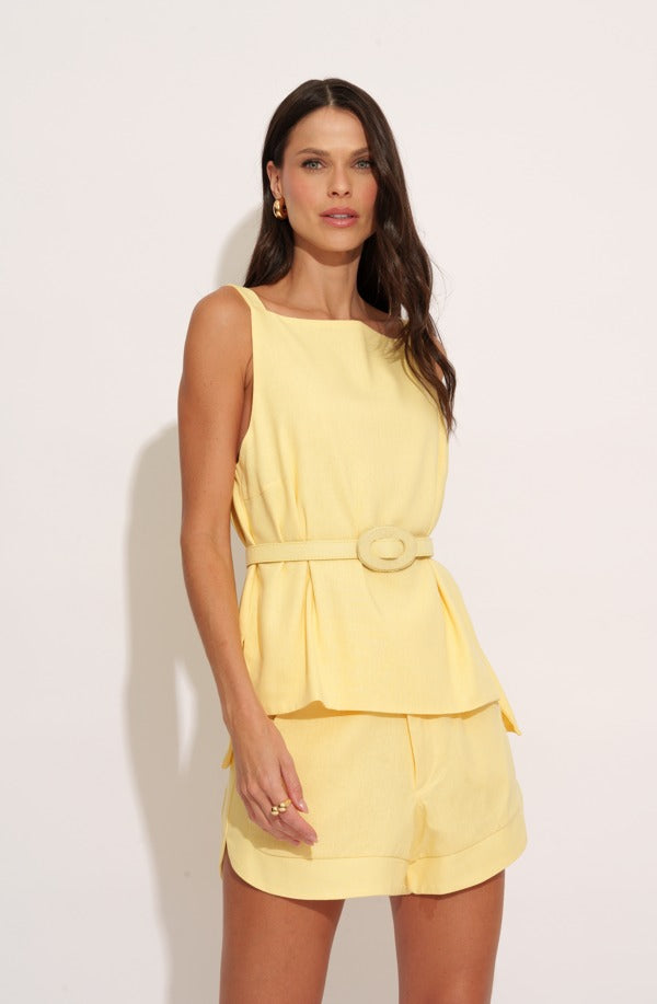CONJUNTO BLUSA CORTE RETO COM CINTO E SHORT DOBRÃO