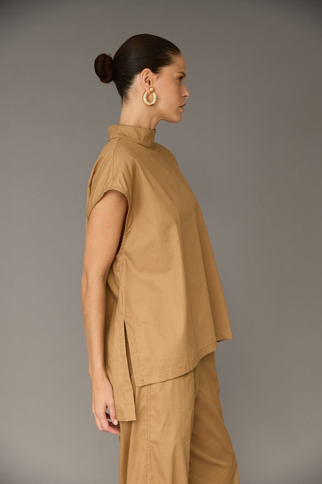 BLUSA GOLA ALTA COM PONTA