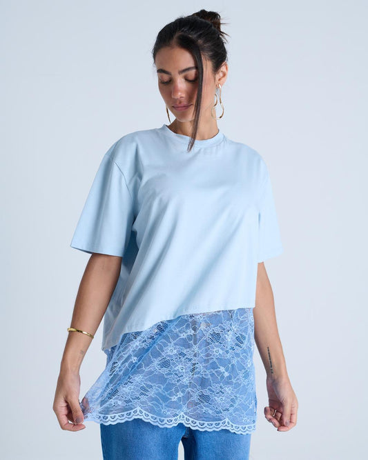 T-SHIRT ASSIMÉTRICA COM RENDA